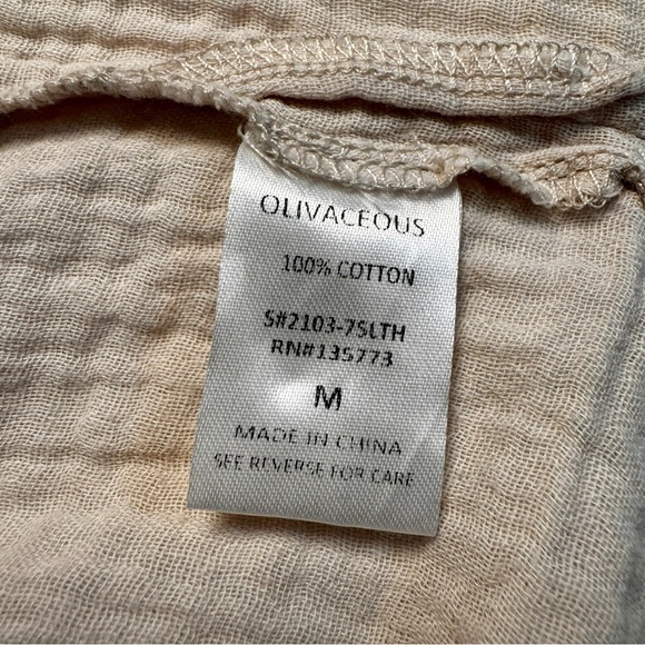 Olivaceous Cream Button Down Textured Every Day Short Sleeve Shirt EUC Medium - Picture 9 of 9